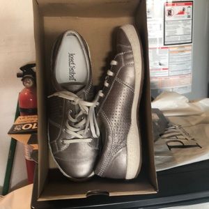 Women’s European casual shoe